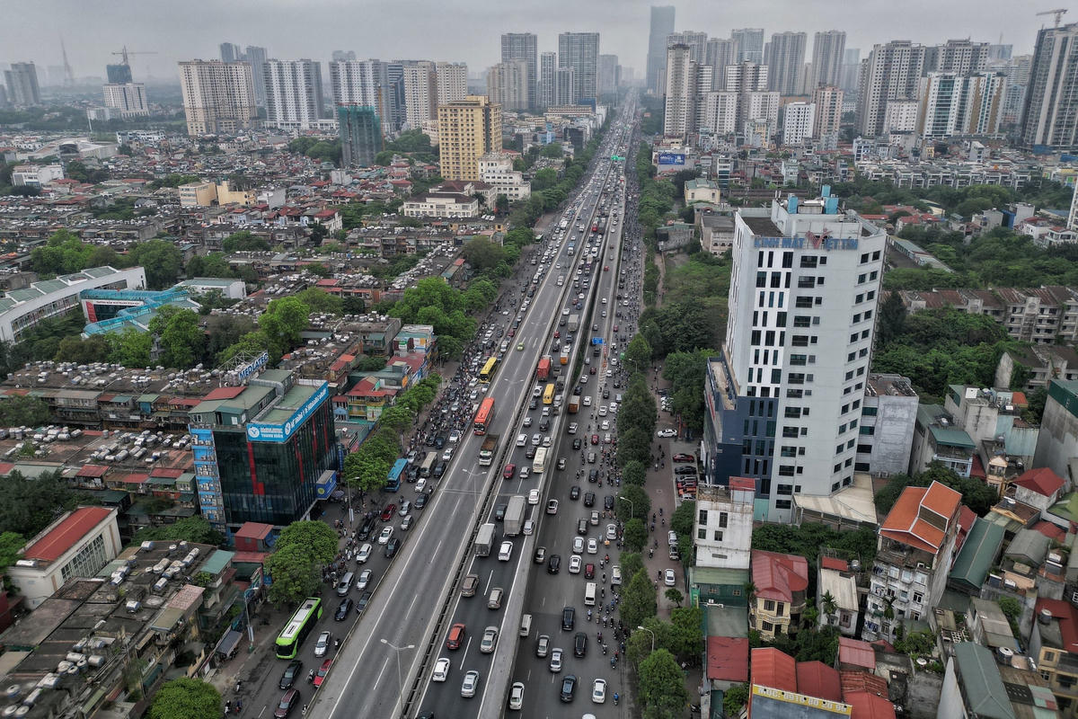 Tuyến đường Vành đai 3 trên cao cũng rơi vào tình trạng ùn tắc, các phương tiện phải nối đuôi nhau dài hàng km.