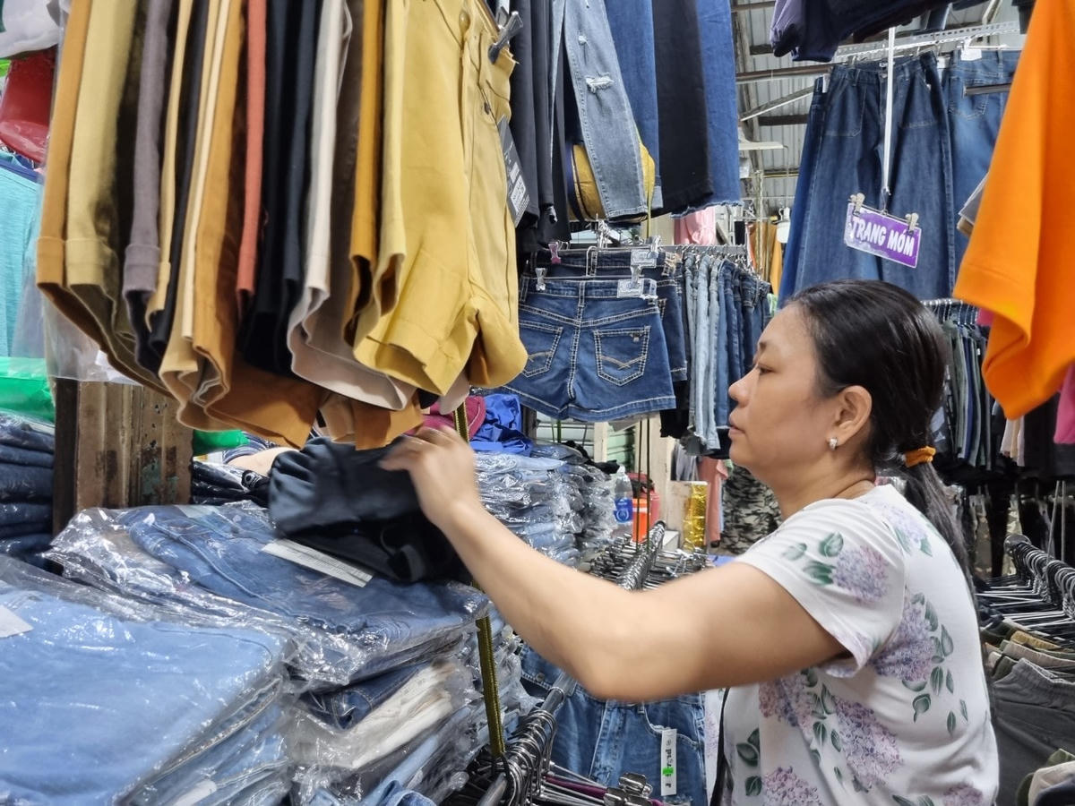 Tiểu thương ở chợ Phạm Văn Hai lâm vào cảnh ế ẩm. Ảnh: Hồng Phúc.