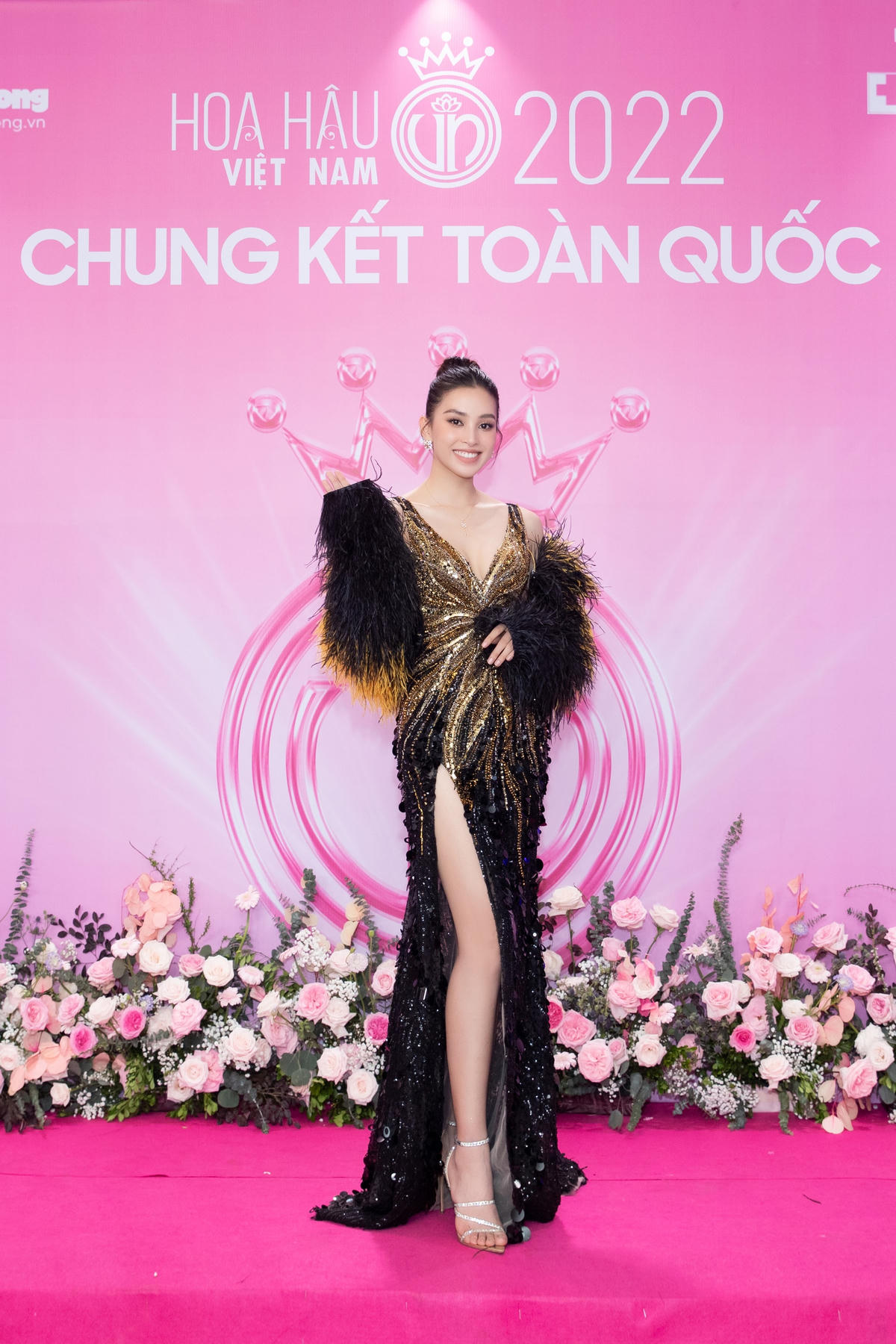 Trong khi dàn Hoa, Á Hậu xuất hiện với trang phục có màu sắc nhẹ nhàng, Hoa hậu Tiểu Vy lại "chợi trội" khi diện trang phục màu đen. 