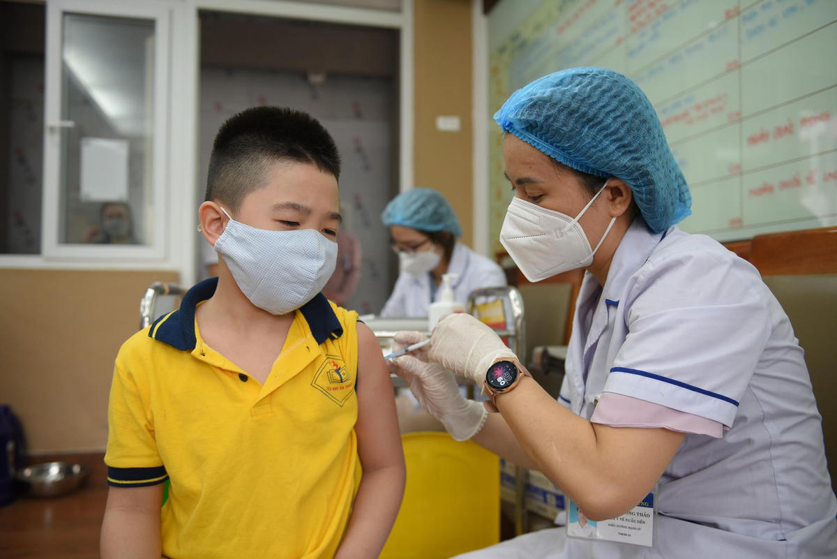Tiêm vaccine phòng Covid-19 cho trẻ em.