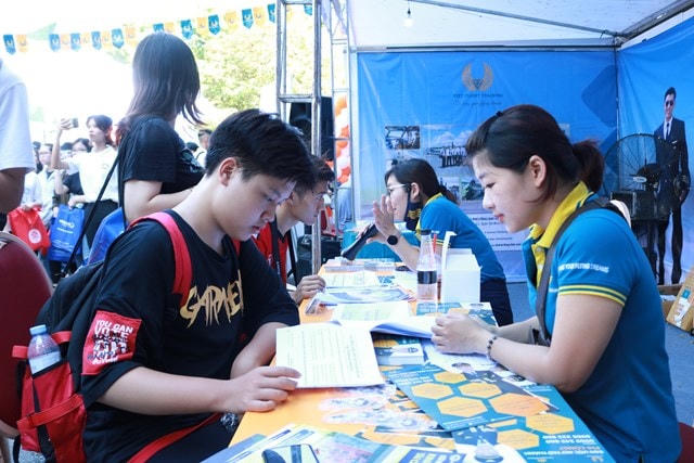 Thí sinh tìm hiểu thông tin tuyển sinh của các trường đại học.