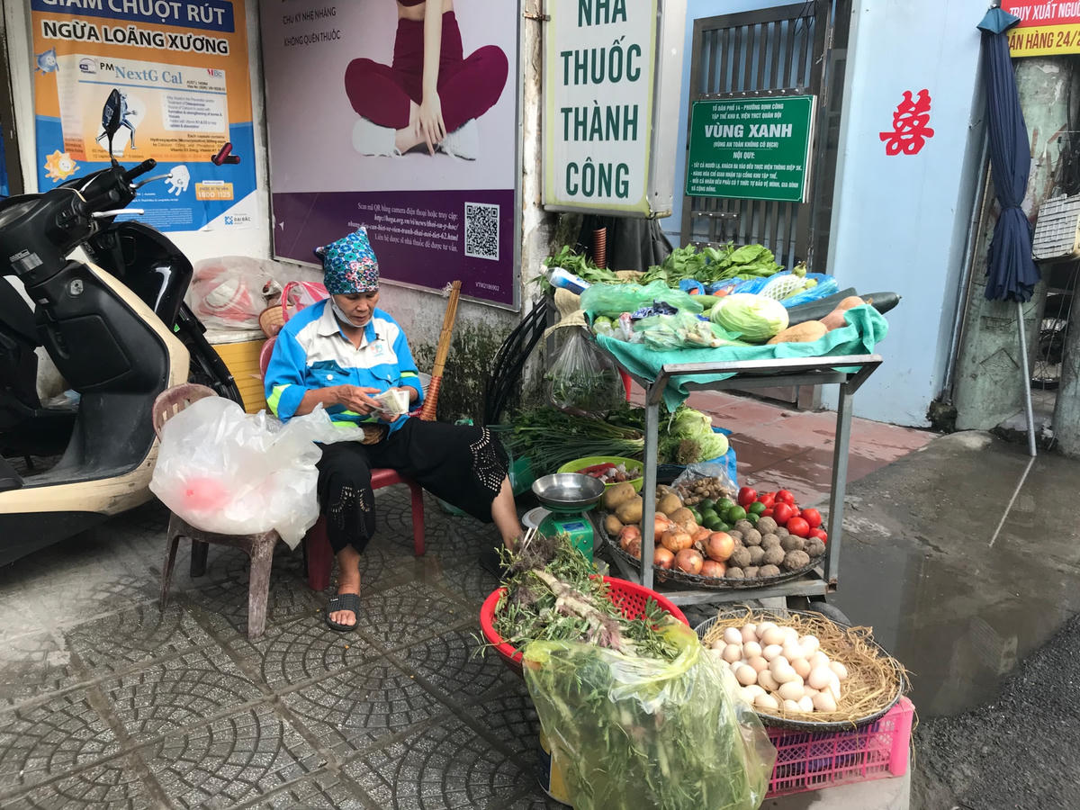 Giá cả các mặt hàng tiêu dùng chưa có dấu hiệu giảm mặc dù giá xăng đã giảm. Ảnh: Xuân Ngân.  