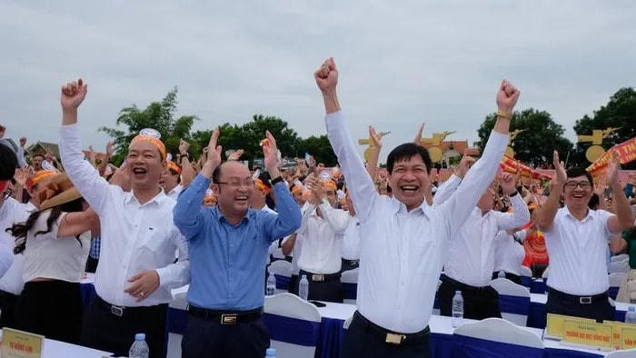 Thầy Thiều Ánh Dương, Hiệu trưởng Trường THPT Hàm Rồng và ông Trần Văn Thức, Giám đốc Sở GDĐT Thanh Hóa xúc động khi Xuân Mạnh lội ngược dòng để trở thành nhà vô địch.