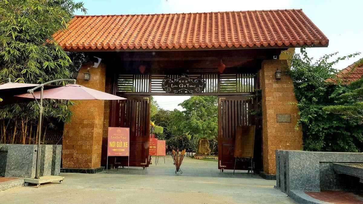 Cổng vào Khu sinh thái Lưu Gia Trang (TP Nam Định) được xác định nằm trên mái đê sông Đào vẫn tồn tại cho đến nay.