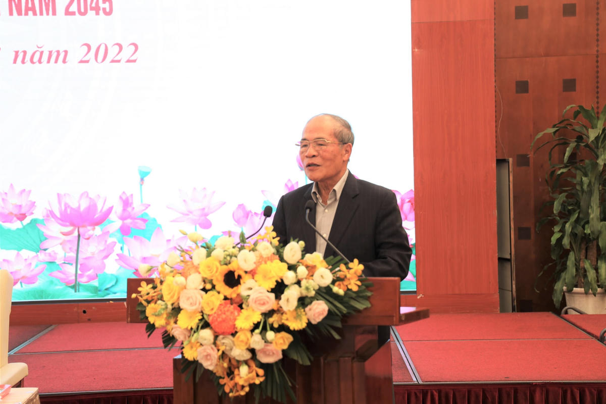 Nguyên Chủ tịch Quốc hội Nguyễn Sinh Hùng phát biểu tại hội thảo