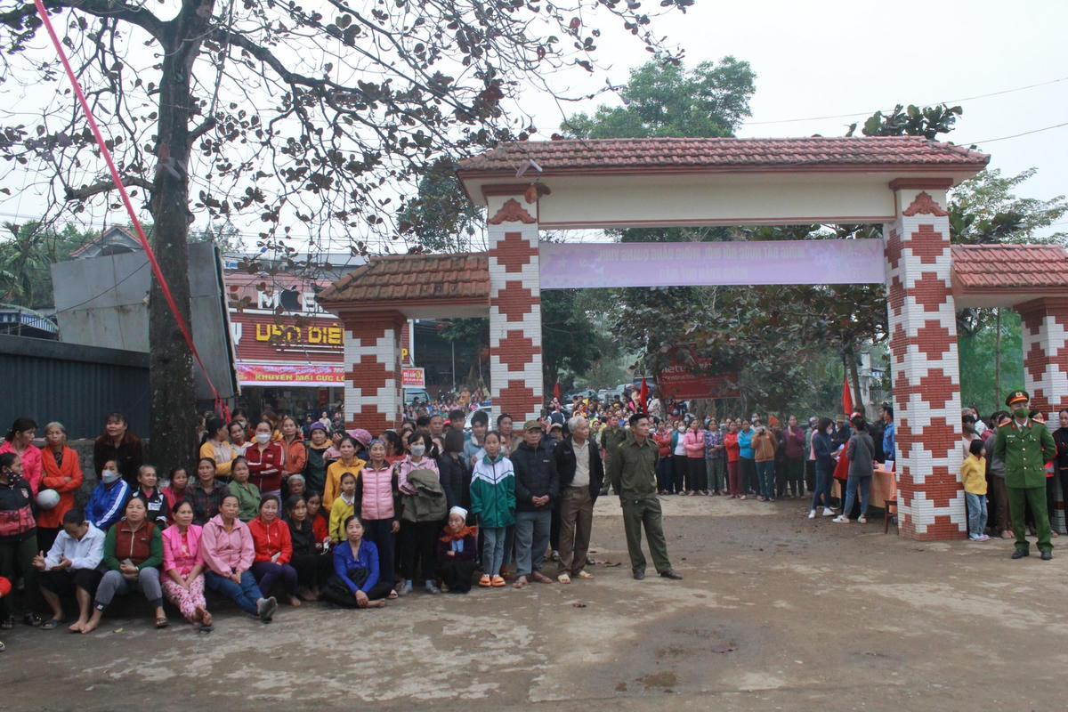 Người dân xã Kim Bôi (huyện Kim Bôi, tỉnh Hòa Bình) vui mừng đón chào Đoàn công tác Trung ương về thăm, tặng quà.