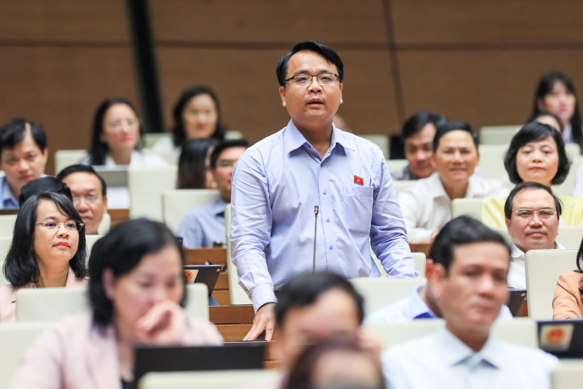 Đại biểu Đặng Hồng Sỹ (đoàn Bình Thuận) đặt câu hỏi tại phiên chất vấn sáng 9/6.