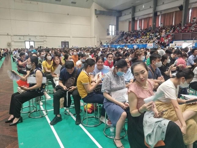 Người dân xếp hàng, chờ đợi bốc thăm mua nhà ở xã hội (Nam Từ Liêm, Hà Nội). Ảnh: Ngọc Mai.