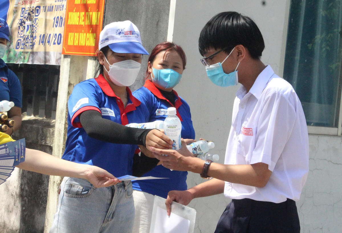 Tình nguyện viên tiếp sức nước uống cho thí sinh.