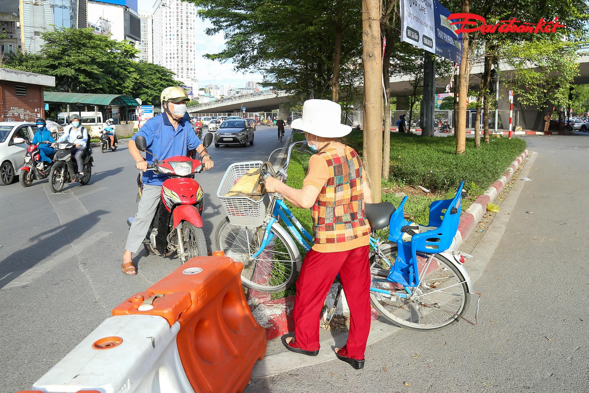 Tổ chức lại giao thông tại Ngã Tư Sở: Lực lượng chức năng căng mình, người dân dần tuân thủ