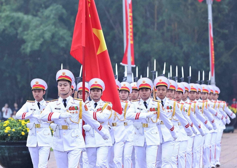 Đúng 6 giờ, đoàn quân kỳ Quyết Thắng thực hiện các nghi thức buổi lễ chào cờ thiêng liêng. (Ảnh: Minh Đức/TTXVN)