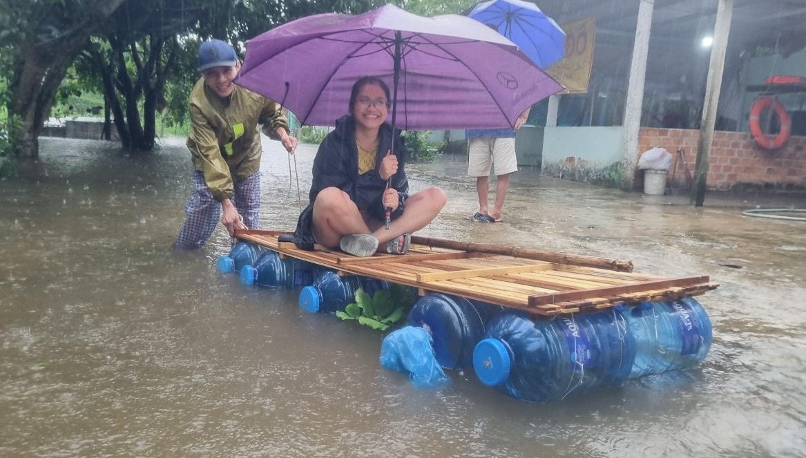 Anh Nguyên dùng bè để đưa người dân đi lại trong vùng ngập nước.