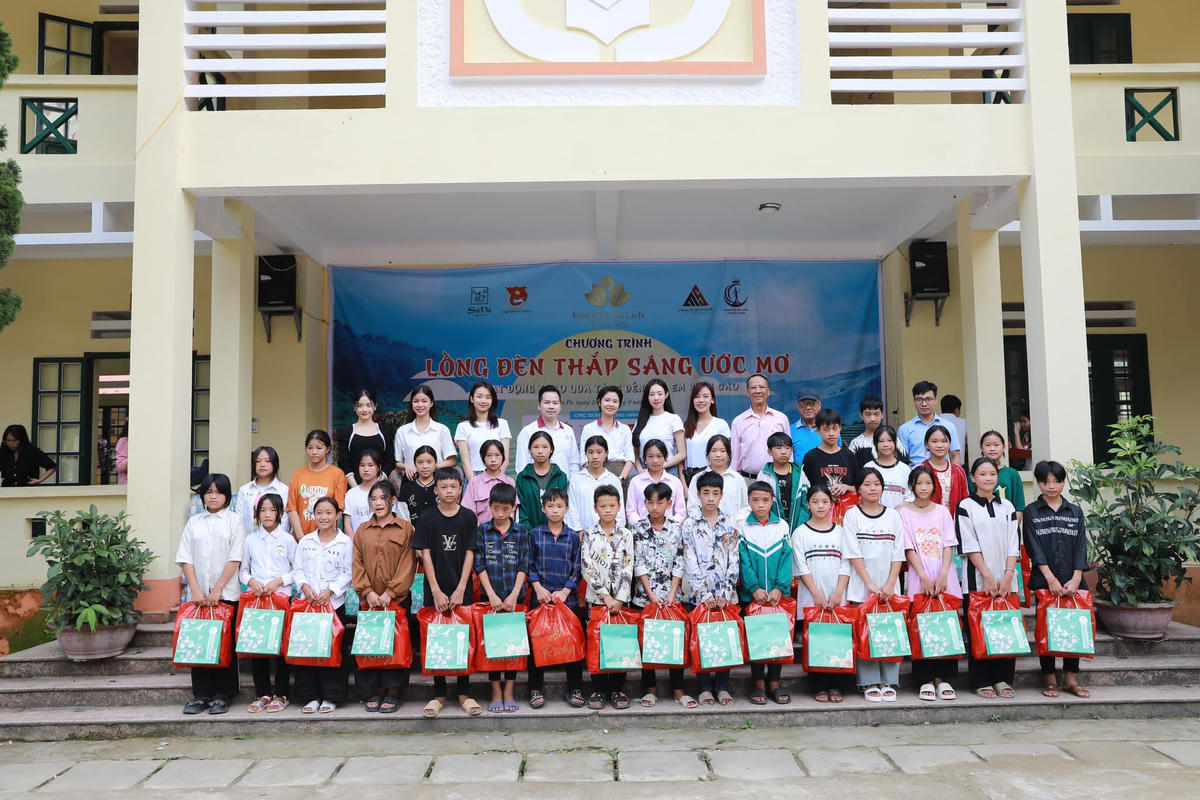  Đồng thời tặng suất tiền mặt cho UBND xã Liên Minh nhằm hỗ trợ địa phương khắc phục khó khăn sau lũ.  