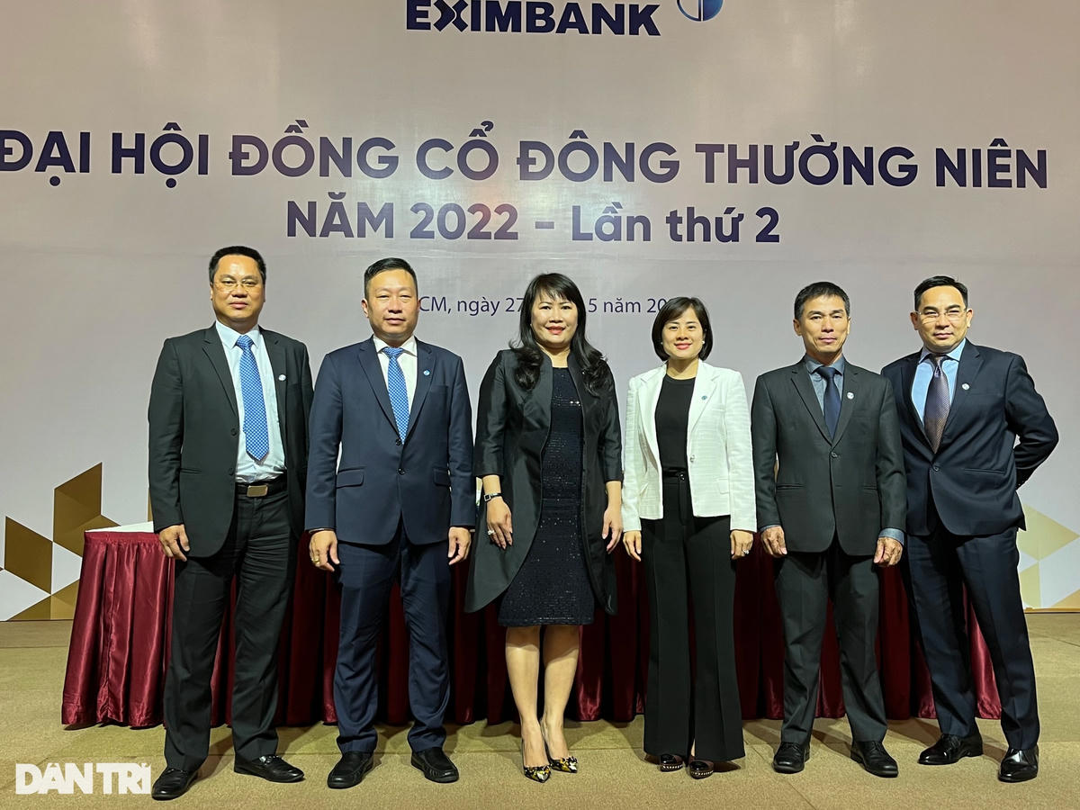 Phó chủ tịch HĐQT Bamboo Capital Nguyễn Thanh Hùng (thứ hai từ trái sang) đứng cạnh Chủ tịch HĐQT Eximbank Lương Thị Cẩm Tú (Ảnh: Việt Đức).