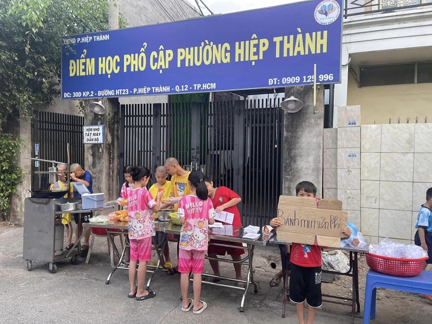 Các em học sinh làm bánh mì gửi tặng những người dân có hoàn cảnh khó khăn. Ảnh nhân vật cung cấp. 