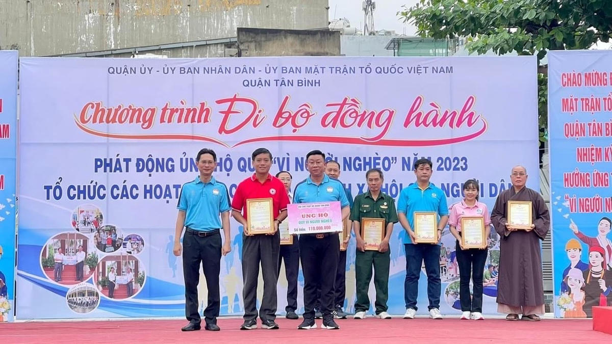 Tiếp nhận ủng hộ tại chương trình.