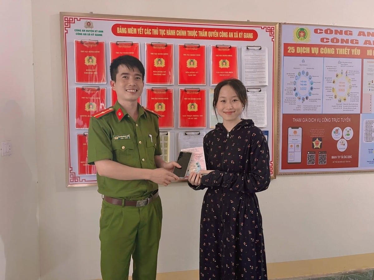 Chị Nguyễn Thị Mỹ Ý nhận lại sổ tiết kiệm 69 triệu đồng.