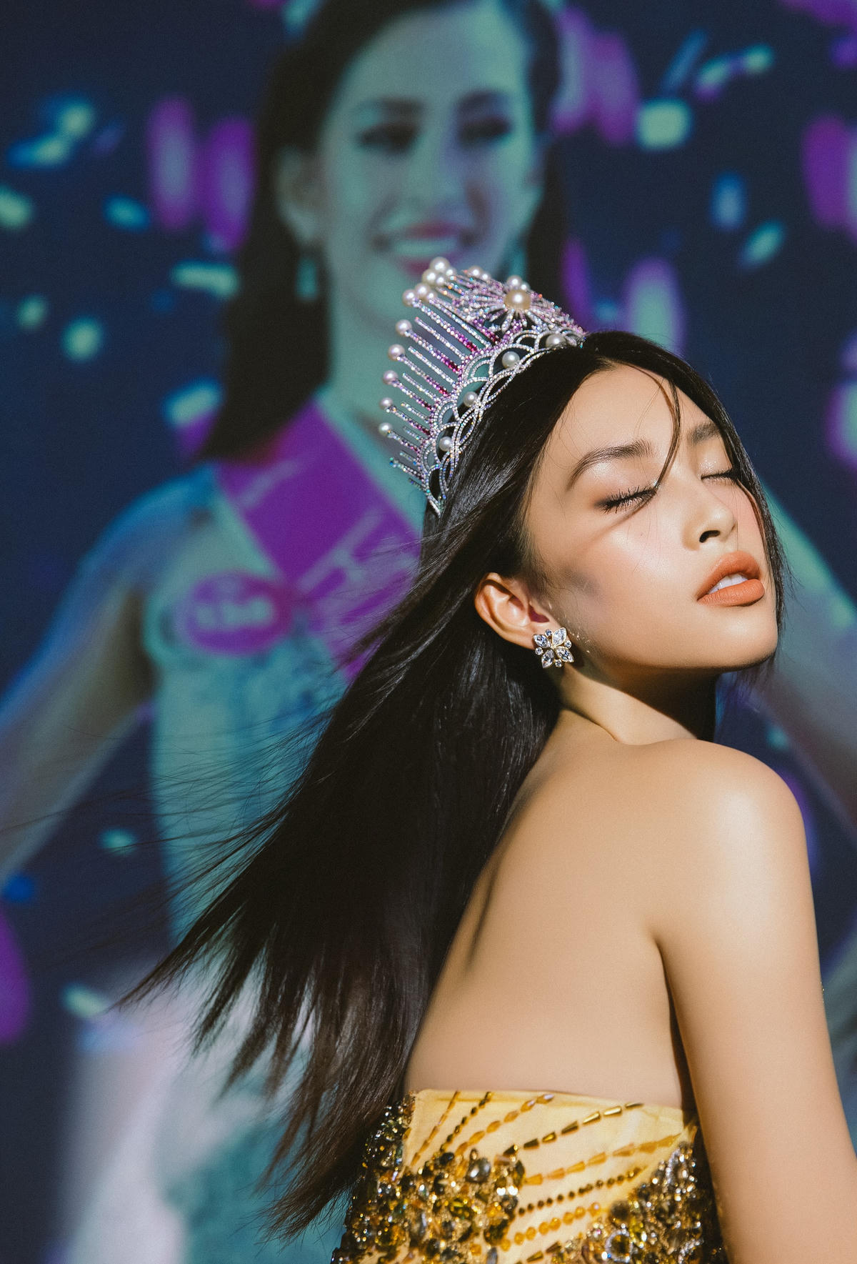 Cũng trong thời gian qua, Hoa hậu Tiểu Vy luôn được săn đón tại các sự kiện giải trí, liên tục trở thành gương mặt đại diện cho các nhãn hàng cao cấp trong và ngoài nước, xuất hiện trên các sàn runway chuyên nghiệp.