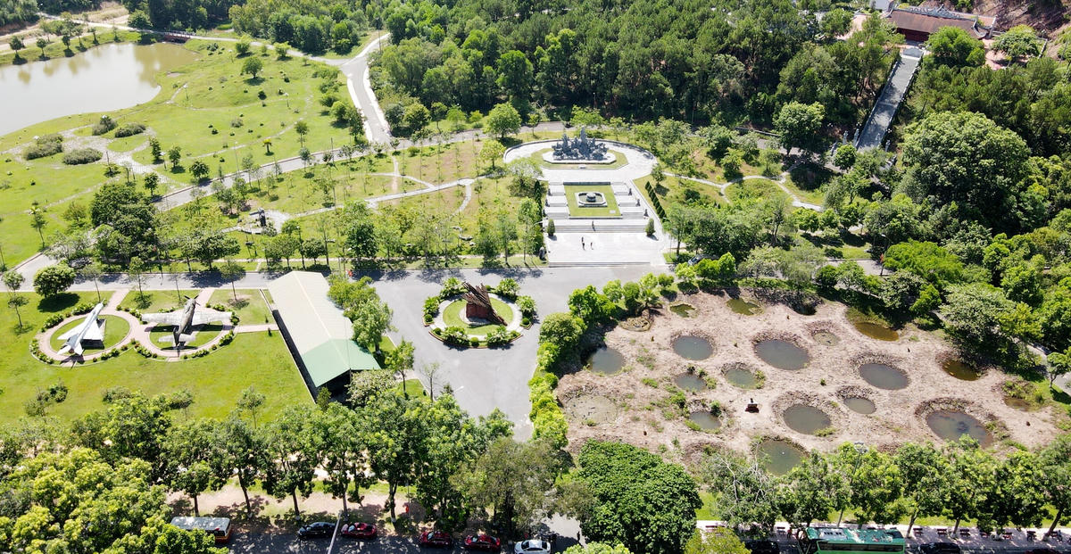 Khu di tích Ngã ba Đồng Lộc nằm trên đường Hồ Chí Minh, là giao điểm của quốc lộ 15A và tỉnh lộ 2, đoạn qua Hà Tĩnh. Trong những năm chiến tranh, nơi đây là mạch máu giao thông, con đường độc đạo để hậu phương chi viện sức người, sức của cho miền Nam. Từ tháng 4 đến tháng 10/1968, ngã ba Đồng Lộc hứng chịu gần 50.000 quả bom các loại, mặt đất biến dạng, đất đá cày đi xới lại.