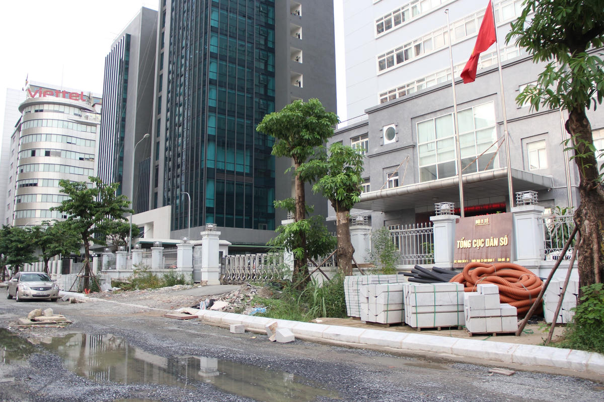 Hà Nội: Vì sao đoạn đường dài 200 mét trước Tổng cục Dân số làm mãi không xong?