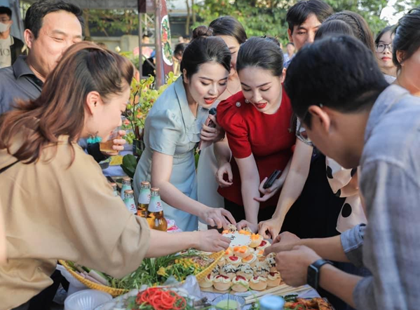 Anh chị em nhân viên nhà đài háo hức thưởng thức món ăn dự thi.