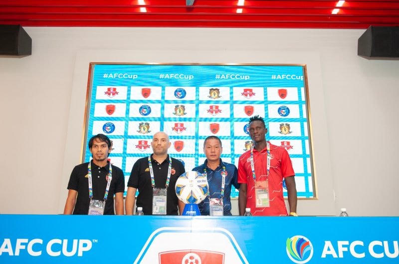 HLV Chu Đình Nghiêm (thứ hai bên phải) thể hiện quyết tâm trong trận ra quân tại AFC Cup 2023. Ảnh: VFF.