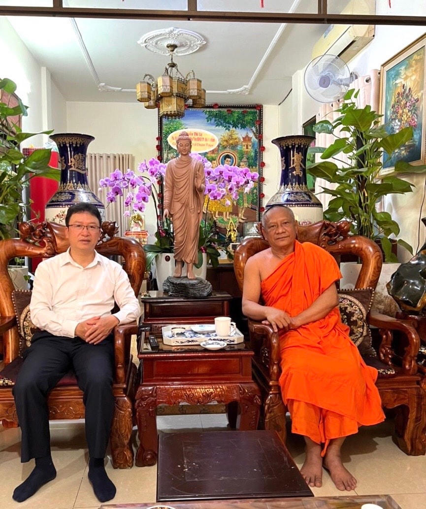 Ông Nguyễn Văn Thanh chúc mừng đại lễ Hòa thượng Danh Lung tại chùa Cadaransi.