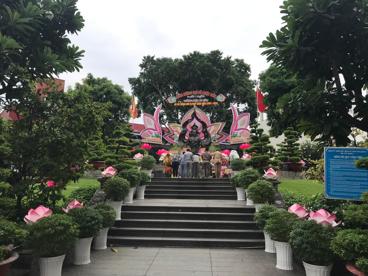 Đài tưởng niệm Bồ tát Thích Quảng Đức tại giao lộ Nguyễn Đình Chiểu - Cách Mạng Tháng 8, quận 3, TP HCM.