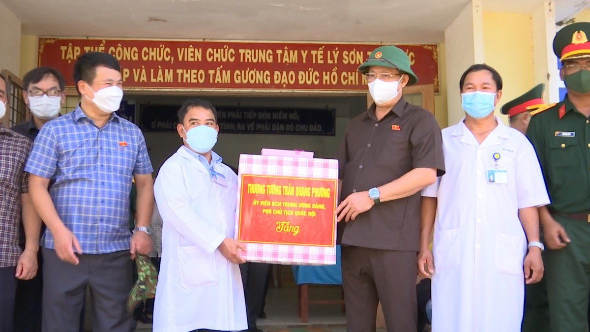 Thượng tướng Trần Quang Phương tặng quà một số đơn vị trên đảo Lý Sơn. 