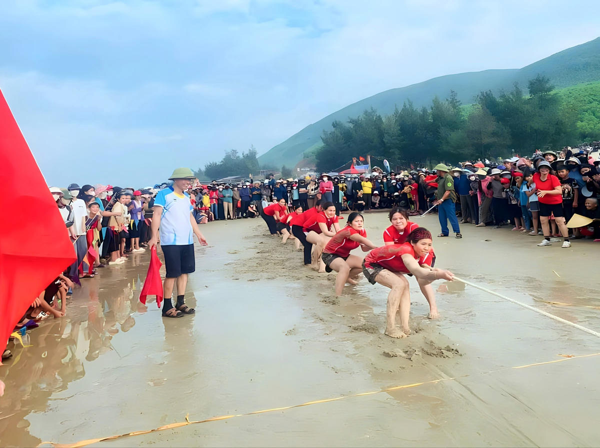 Tuy chỉ là hoạt động vui chơi giải trí ở phạm vi làng xã, nhưng rất đông người dân cùng tham gia và đến cổ vũ khiến cho không khí rộn ràng hơn bao giờ hết. 