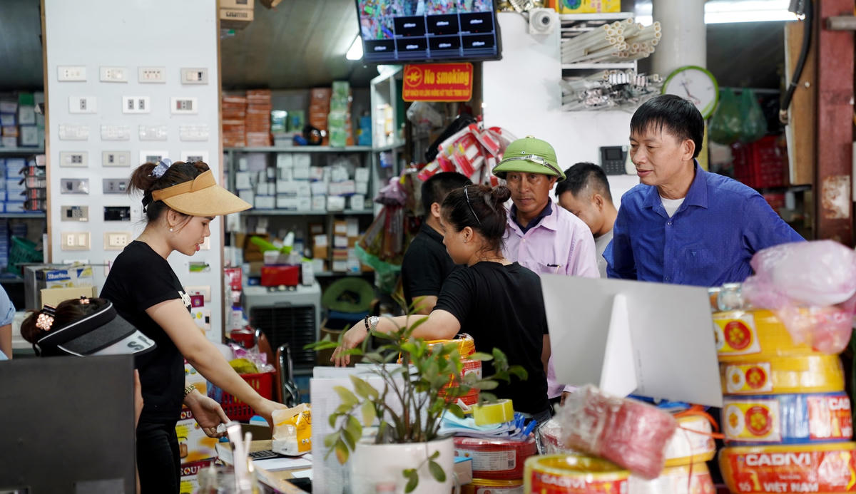 Nhiều chủ cửa hàng bán đồ điện dân dụng tại đây đều có chung nhận định, quạt sạc tích điện đang là sản phẩm được khách hàng quan tâm nhiều nhất hiện nay.