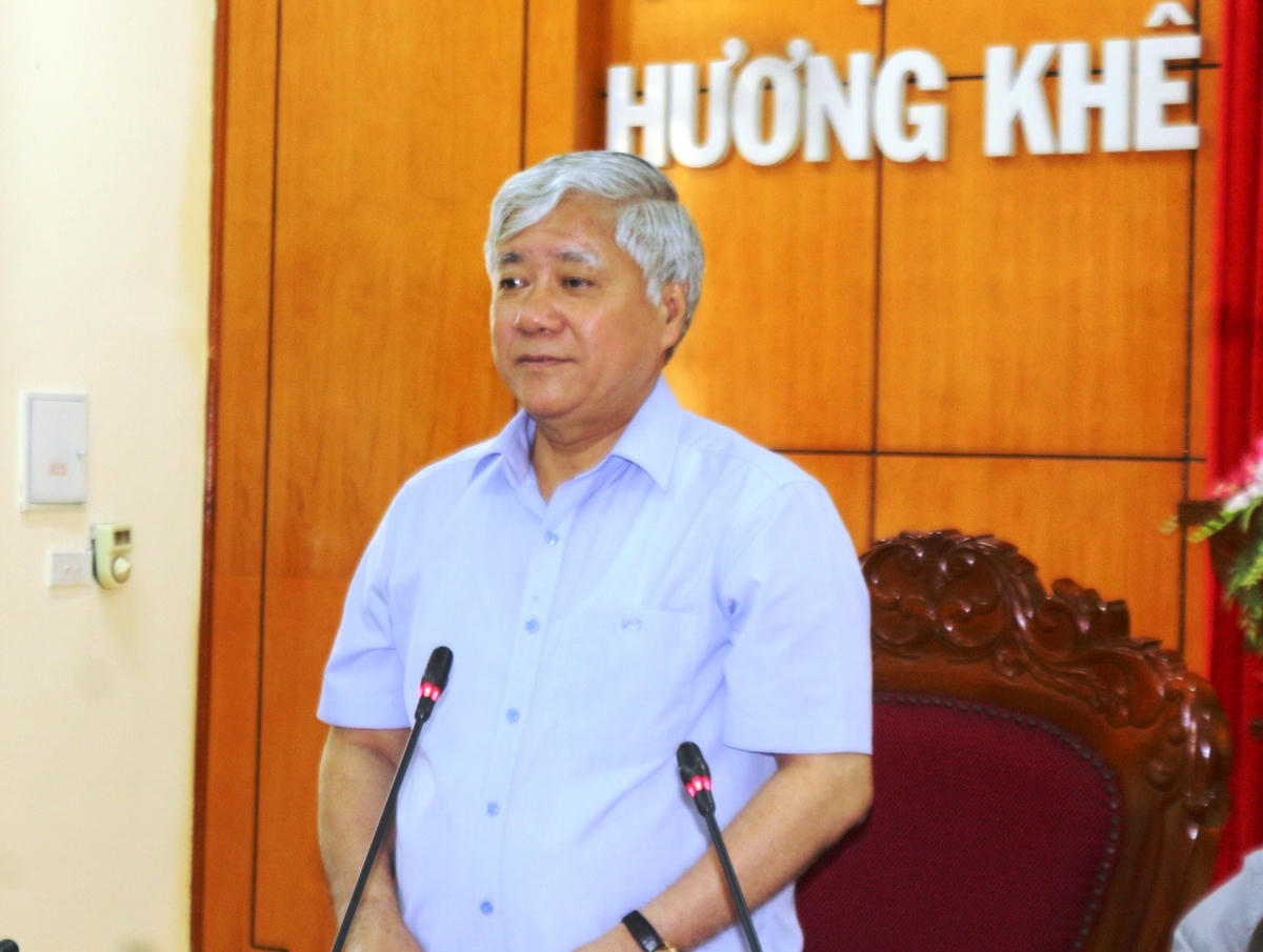 Chủ tịch Đỗ Văn Chiến phát biểu tại buổi khảo sát thực hiện Nghị quyết 23 ở Huyện ủy Hương Khê.