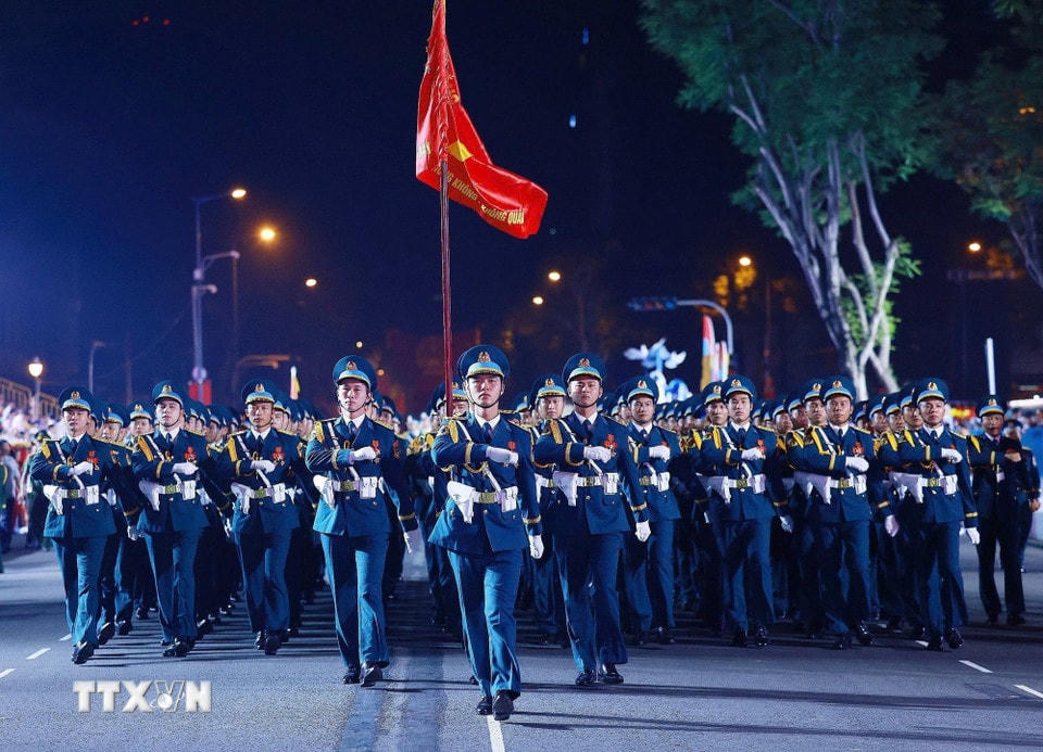 Các lực lượng lần lượt vào vị trí. (Ảnh: TTXVN)