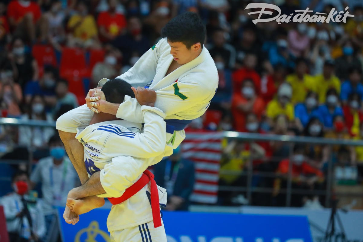Khoảnh khắc vận động viên Ju-jitsu cố ghì thật chặt cổ đối thủ để tránh cú quật ngã xuống sàn thi đấu.