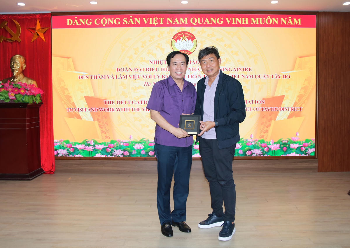 Ông Jimmy Toh Yong Leng tặng quà lưu niệm cho Quận ủy Tây Hồ. Ảnh: Trung Quân.