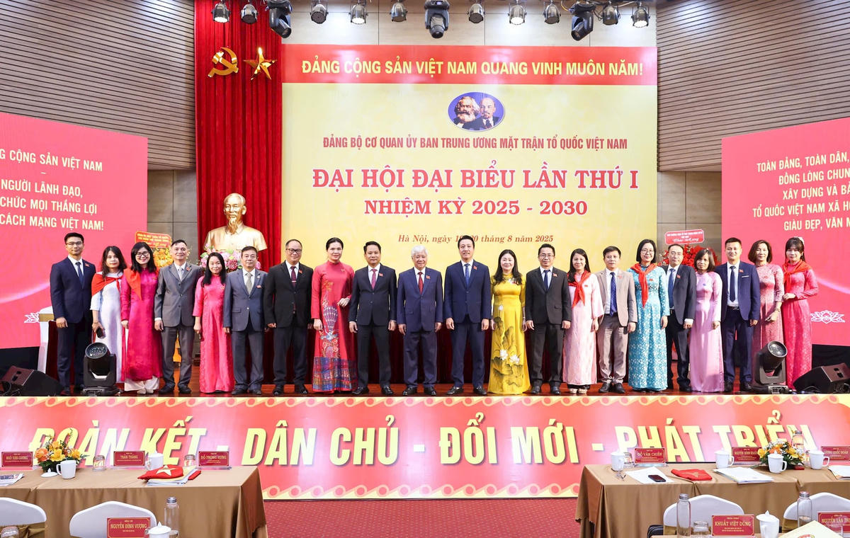 Đồng chí Đỗ Văn Chiến và các đahchụp ảnh lưu niệm cùng Ban Chấp hành Đảng bộ Báo Đại đoàn kết nhiệm kỳ 2025-2030. Ảnh: Quang Vinh.