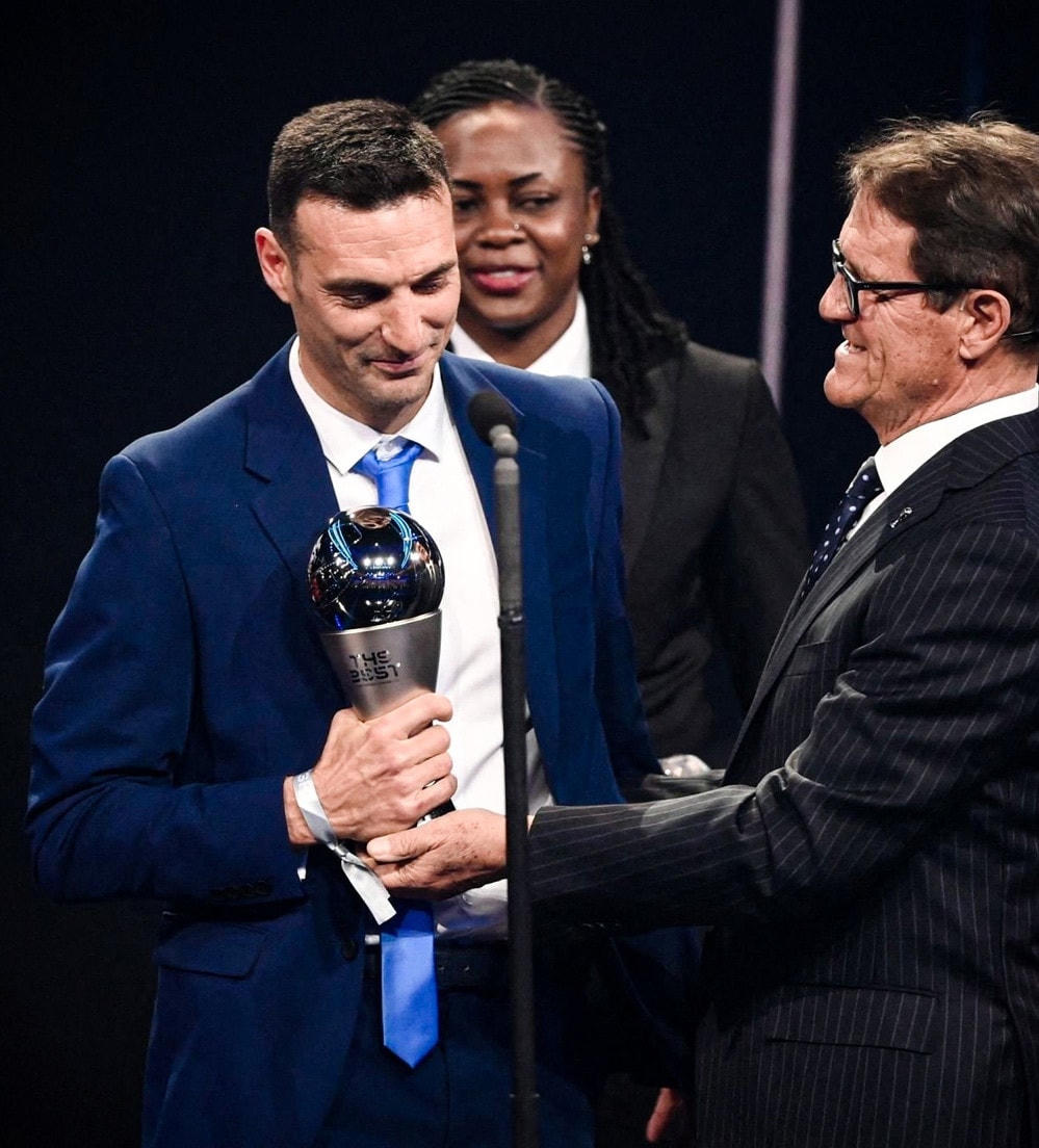 Lionel Scaloni được cựu HLV Fabio Capello trao tặng danh hiệu HLV xuất sắc nhất