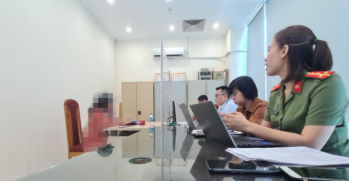 Fcebooker L.P.D. (trái), trình bày với Sở TT&TT Hà Nội và cơ quan chức năng TP Đà Nẵng. (Nguồn ảnh: Sở TT&TT Đà Nẵng).