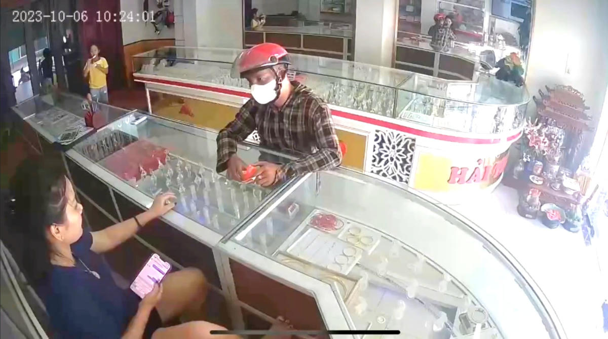 Phạm Văn Sáu mang vàng giả đến cầm cố tại tiệm vàng vào ngày 6/10.