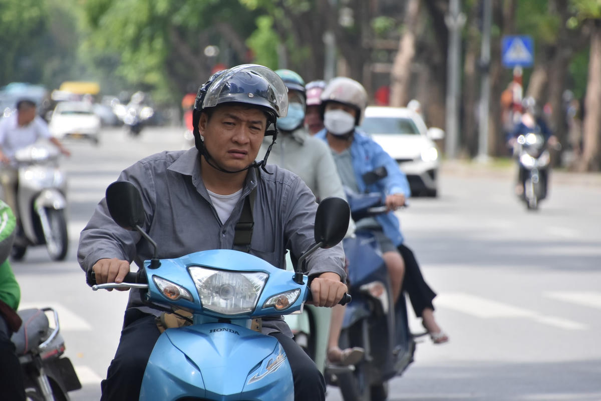 Tham gia giao thông nhưng “quên” khẩu trang.