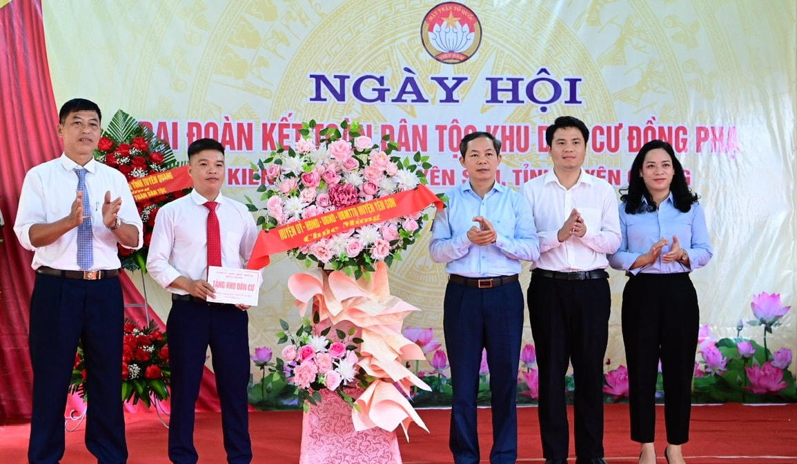 Chủ tịch UBND Nguyễn Hữu Phương cùng lãnh đạo huyện Yên Sơn tặng hoa chúc mừng thôn Đồng Phạ.