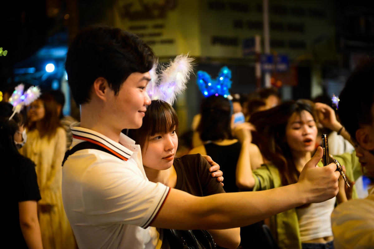 Nhiều bạn trẻ tụ tập tại các địa điểm treo đồ chơi, đồ trang trí Trung thu để check in lên mạng xã hội