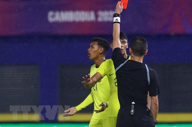 U22 Malaysia phải nhận 2 thẻ đỏ trong trận gặp U22 Việt Nam. (Ảnh: Hoàng Linh/TTXVN).