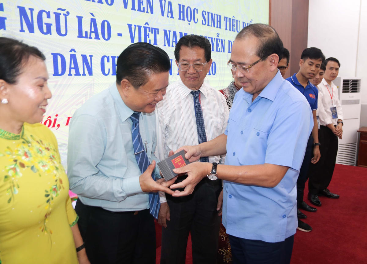  Phó Chủ tịch Hoàng Công Thủy tặng quà lưu niệm cho thầy cô giáo Trường song ngữ Lào - Việt Nam Nguyễn Du.