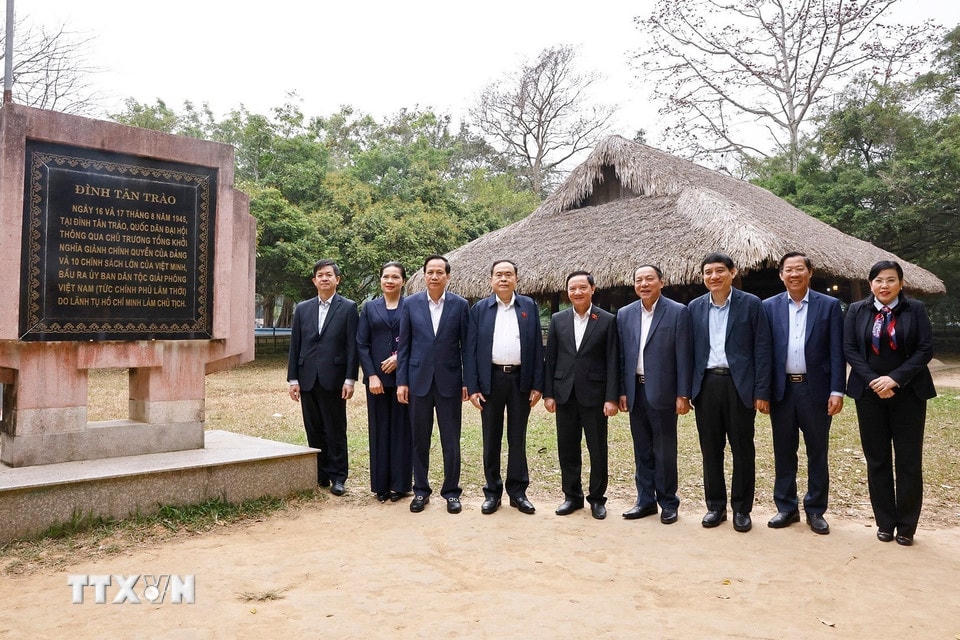Chủ tịch Quốc hội Trần Thanh Mẫn và đại biểu đến dâng hương tại Đình Tân Trào. (Ảnh: Doãn Tấn/TTXVN)