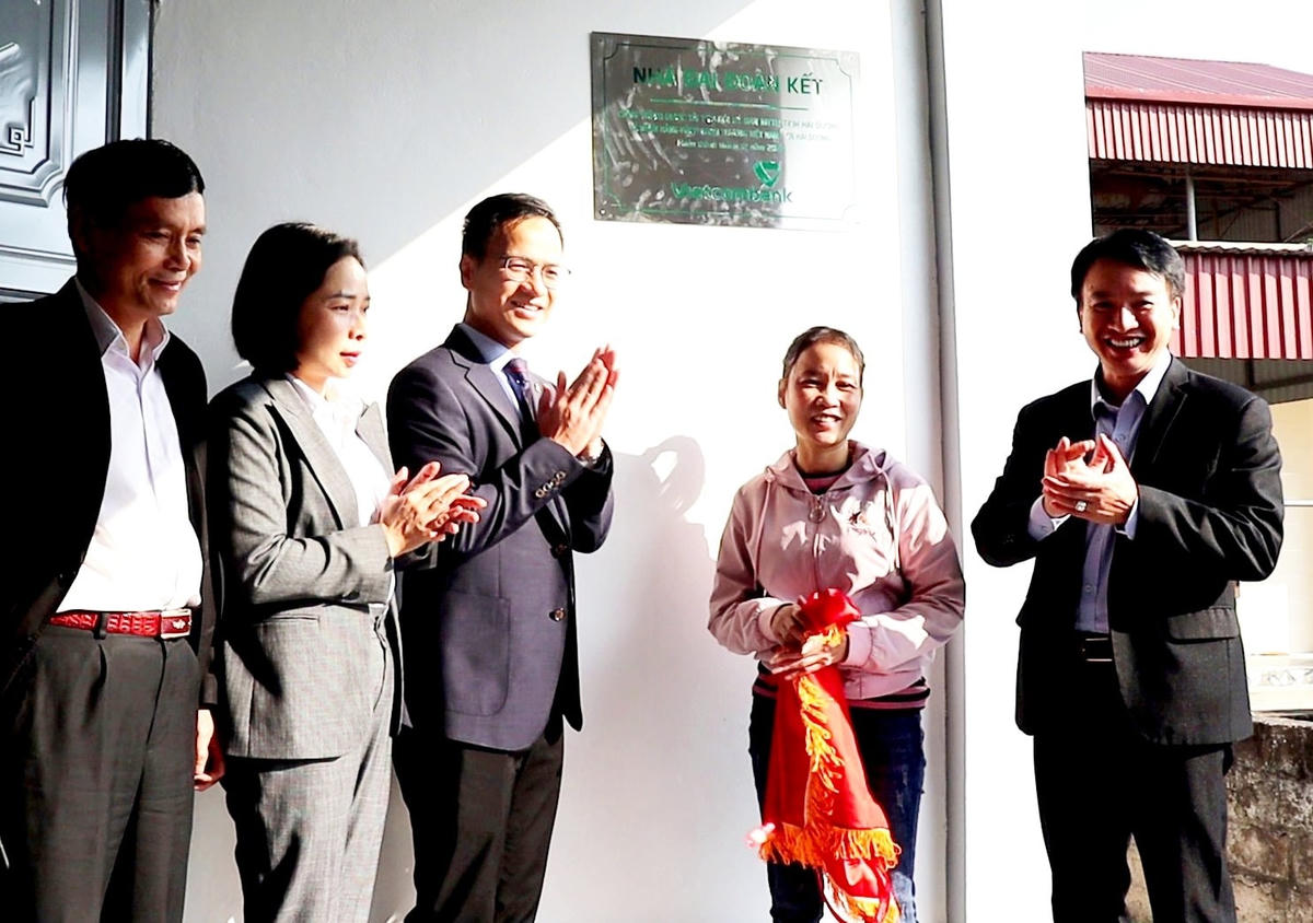 Lãnh đạo Ủy ban MTTQ tỉnh Hải Dương bàn giao nhà Đại đoàn kết cho gia đình bà Nguyễn Thị Phượng, xã Thăng Long, thị xã Kinh Môn. Ảnh: Thanh Nam.