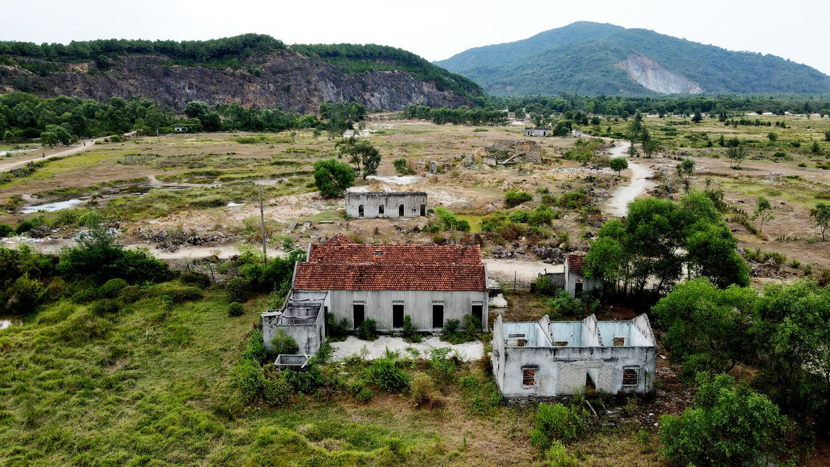 Dự án khai thác và tuyển quặng sắt Thạch Khê sau 12 năm tạm dừng triển khai đã gây ra nhiều hệ luỵ cho người dân các xã bãi ngang.
