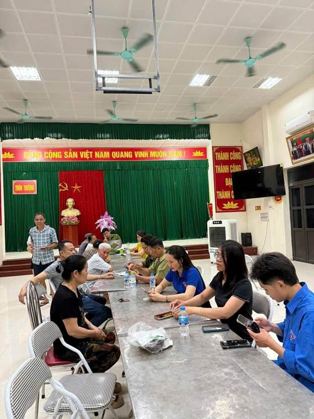 Hướng dẫn người dân cài đặt, đăng nhập và sử dụng ứng dụng VNeID cho việc tham gia góp ý Dự thảo. Ảnh: TB.