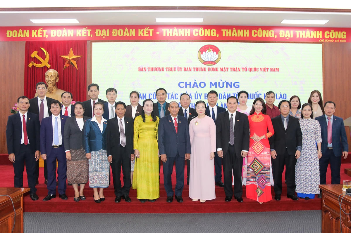 Phó Chủ tịch Trương Thị Ngọc Ánh chụp ảnh lưu niệm cùng Đoàn công tác của Ủy ban Dân tộc Quốc hội Lào.