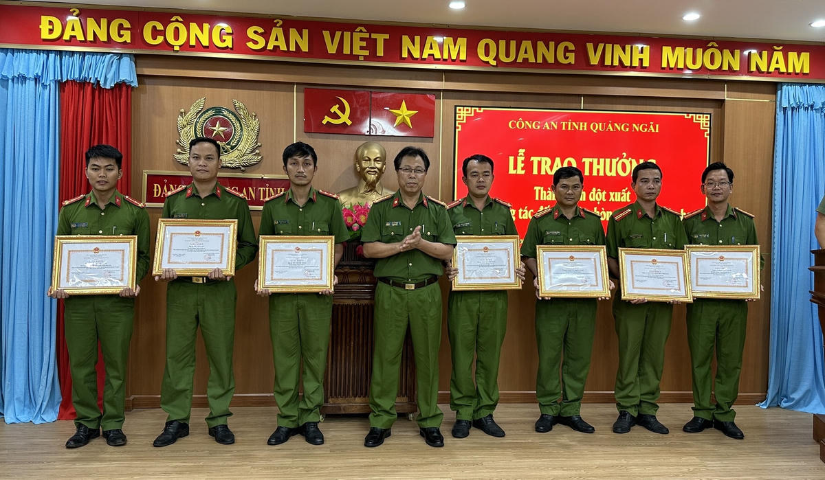 Lãnh đạo Công an tỉnh Quảng Ngãi trao giấy khen cho các tập thể và cá nhân.